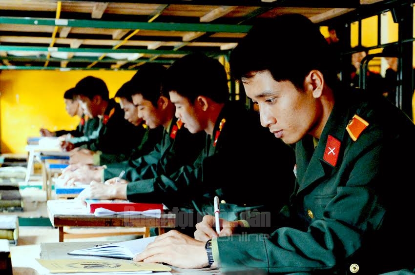 Các học viên tận dụng thời gian trong giờ tự học.