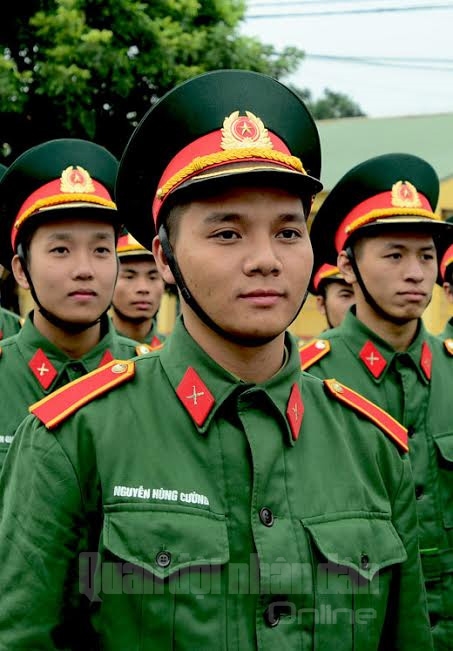 Học viên trẻ năm thứ nhất nghiêm trang trong hàng ngũ.