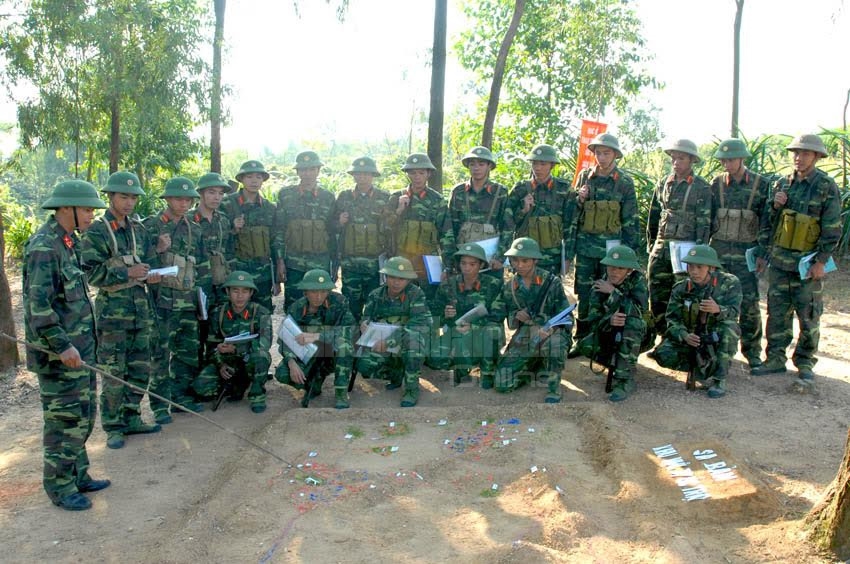 Học chiến thuật ngoài thực địa.