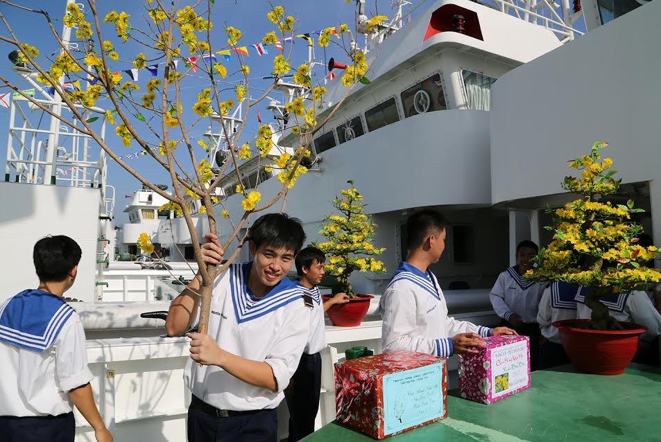 Cành mai vàng cùng những thùng quà được chuyển lên tàu mang xuân ra Nhà giàn DK1