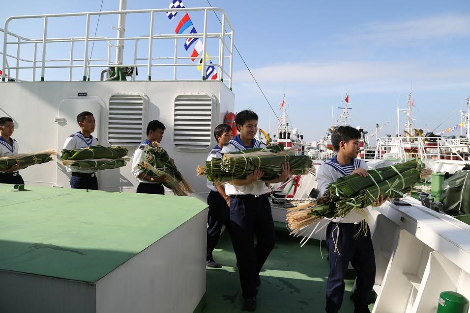 Những bó lá dong được mang lên tàu