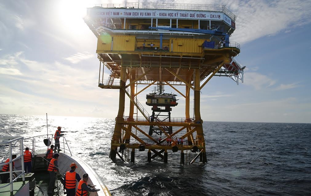 Tàu 264 Vùng 2 Hải quân tiếp cận để chuyển quà và hàng hóa lên nhà giàn