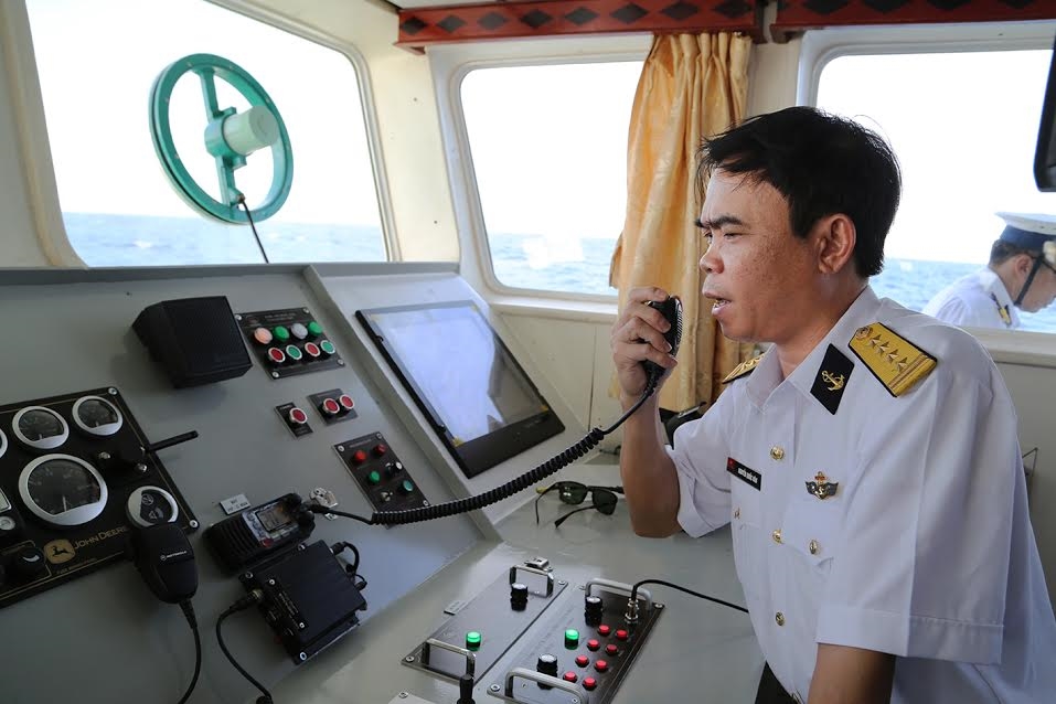 Đại tá Nguyễn Quốc Văn, Phó chính ủy Vùng 2 chúc Tết bộ đội nhà giàn thông qua hệ thống thông tin trên tàu khi sóng lớn đoàn không lên nhà giàn được