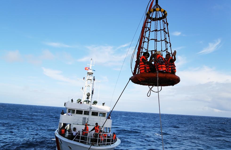 Khi sóng nhỏ hơn tàu tiếp cận tốt thì đoàn công tác được lên nhà giàn bằng hệ thống cẩu trên nhà giàn