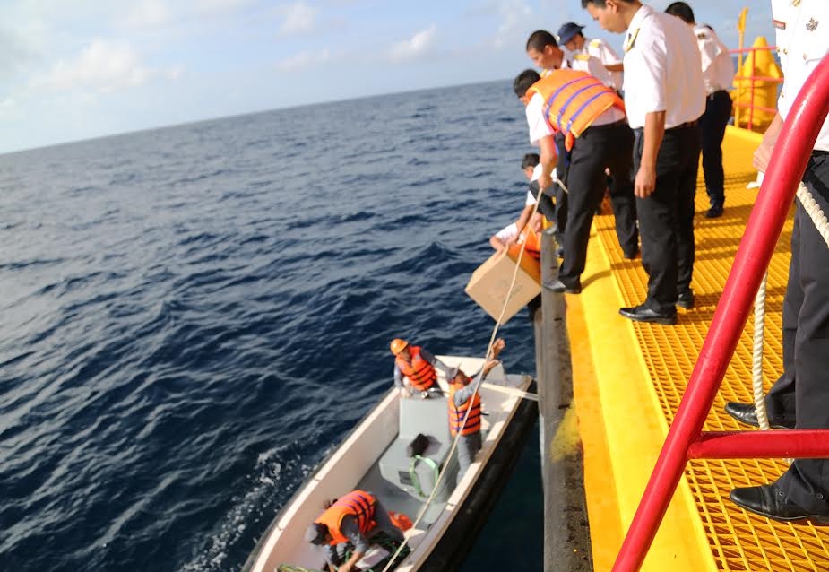 Những thùng quà Tết đang được chuyển lên cho cán bộ, chiến sĩ Nhà giàn DK 1/21