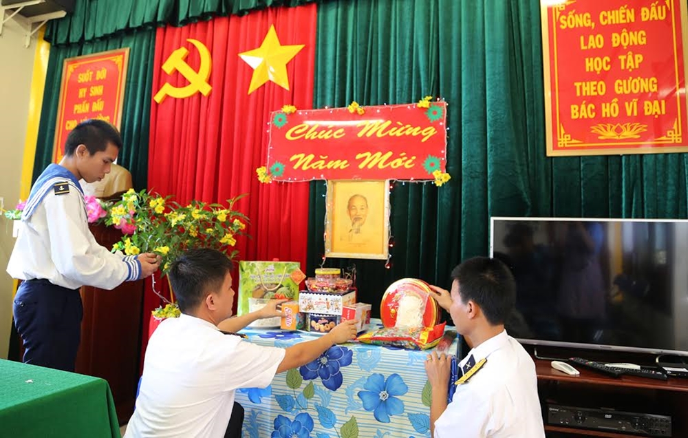 Cán bộ, chiến sĩ Nhà giàn DK 1/21 trang trí Tết ngay sau khi những cây mai vàng từ đất liền được chuyển lên