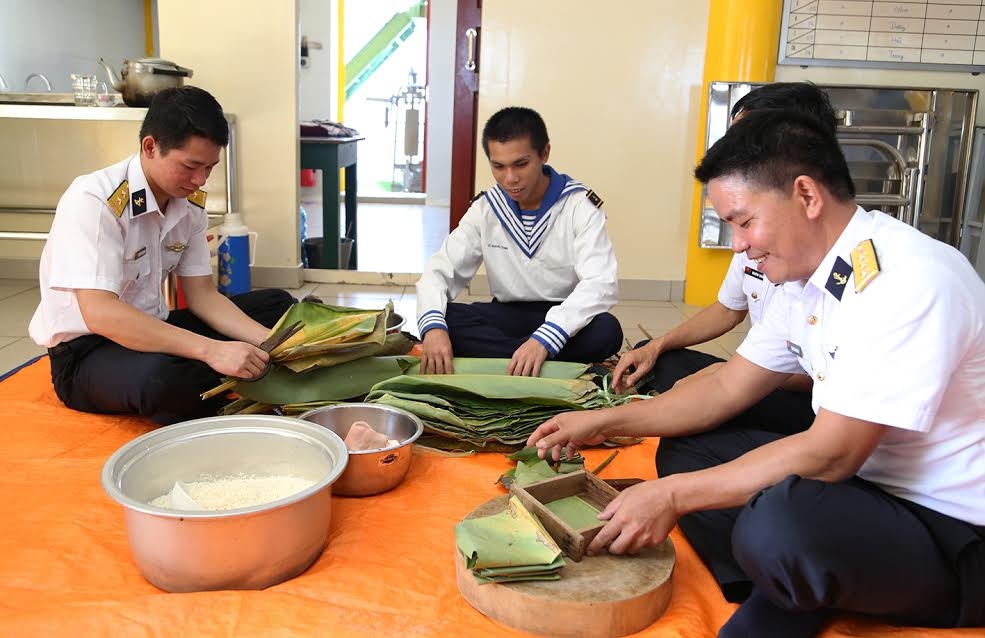Cán bộ, chiến sĩ Nhà giàn DK 1/21 gói bánh chưng đón Tết sớm