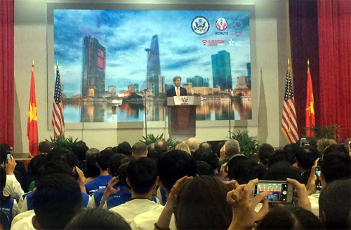 Ngoại trưởng Hoa Kỳ Ke-ri trò chuyện với sinh viên Việt Nam