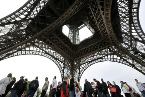 Thành phố Paris đầu tư 300 triệu euro để thu hút du khách tới thăm Tháp Eiffel