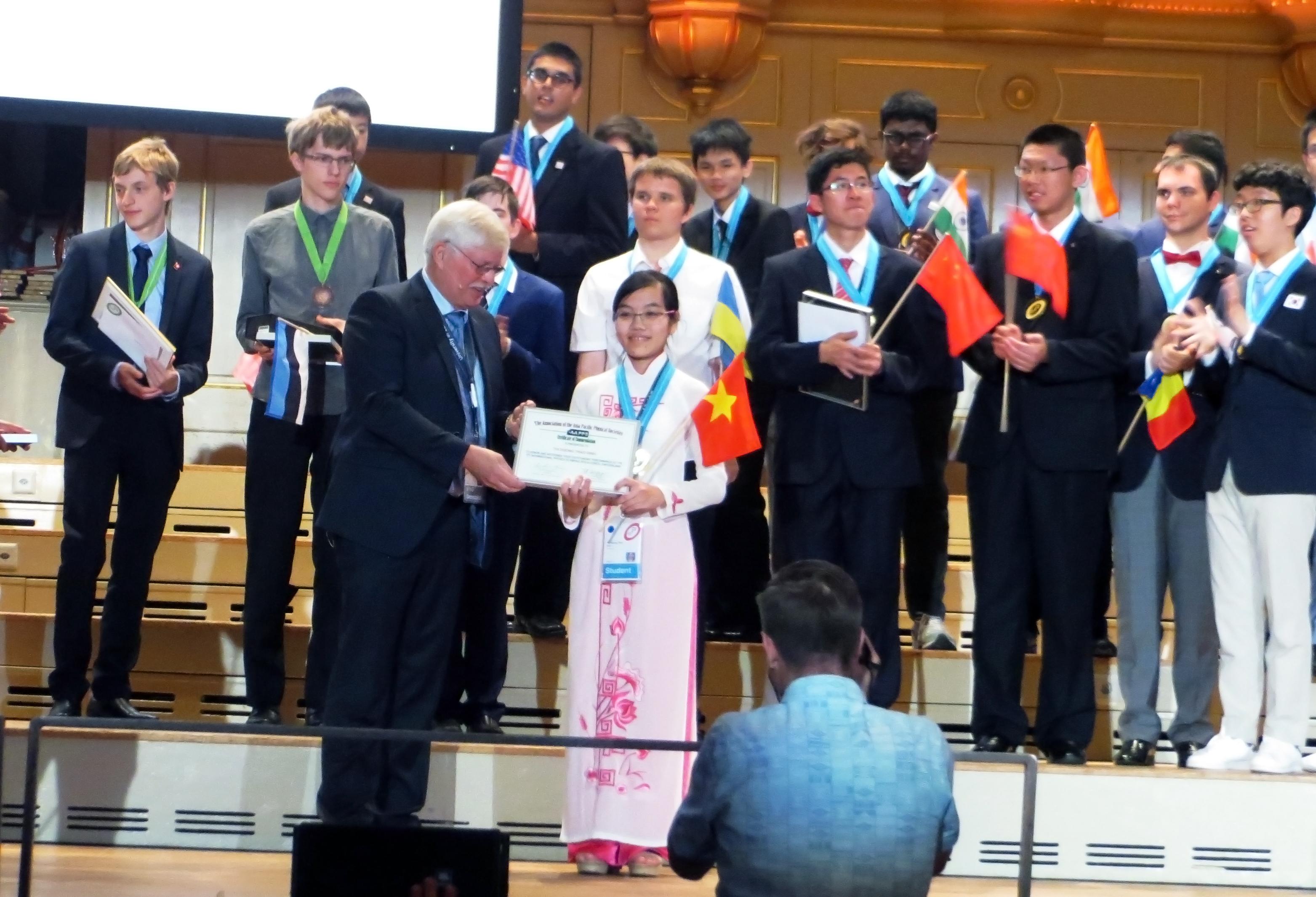 “Cô gái vàng” ô-lim-pích Vật lý quốc tế
