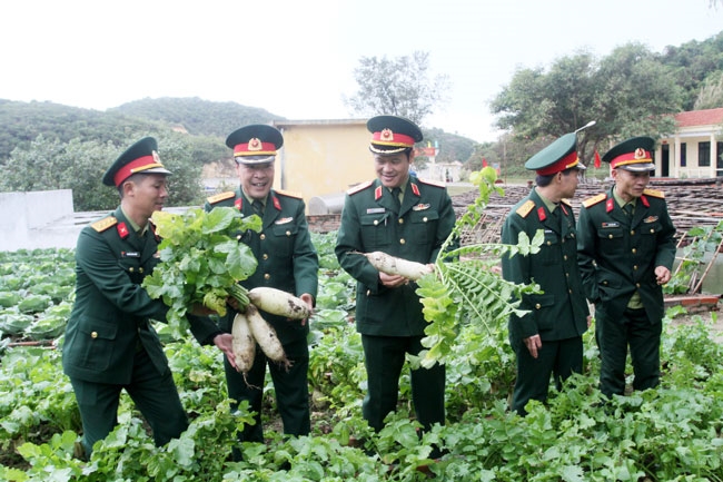 Cùng với đẩy mạnh huấn luyện, SSCĐ, cán bộ, chiến sĩ đảo Trần vẫn tổ chức tăng gia, chăn nuôi tự túc được 100% rau xanh, thực phẩm, trong điều kiện thời tiết khắc nghiệt.