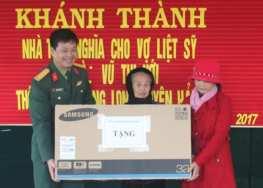 Khánh thành và bàn giao nhà tình nghĩa tặng gia đình vợ liệt sĩ
