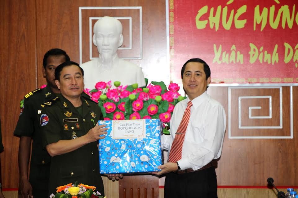 Đoàn công tác Cục Phát triển, Bộ Quốc phòng Quân đội Hoàng gia Campuchia chúc Tết tỉnh Sóc Trăng
