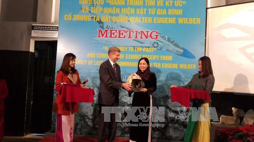 Gia đình cựu binh Mỹ trao hiện vật tặng Ban Quản lý di tích Nhà tù Hỏa Lò