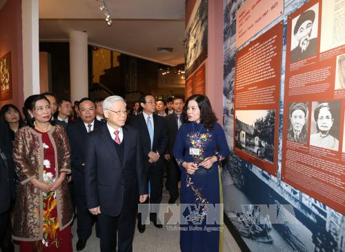 Khai mạc triển lãm 