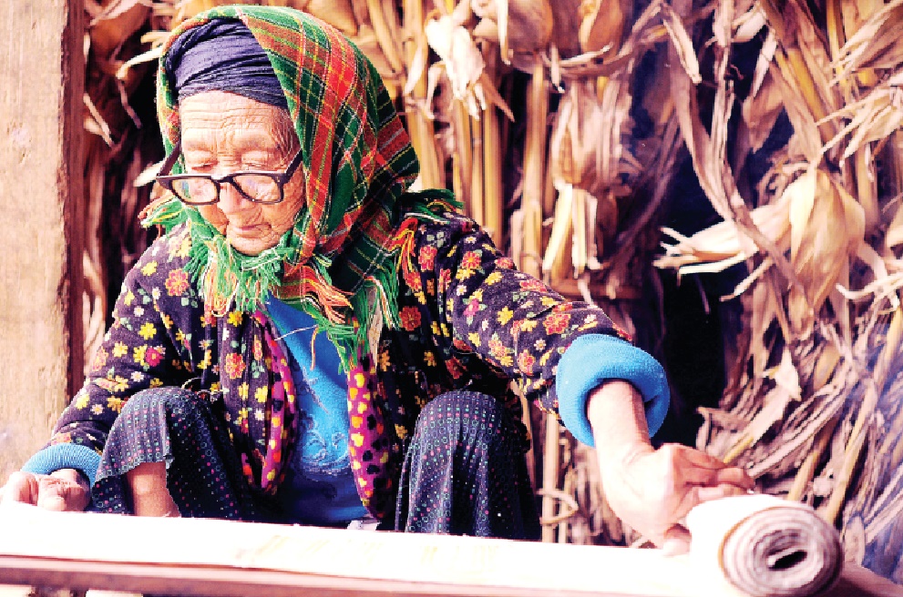 Người dệt lanh ở đất Cổng Trời