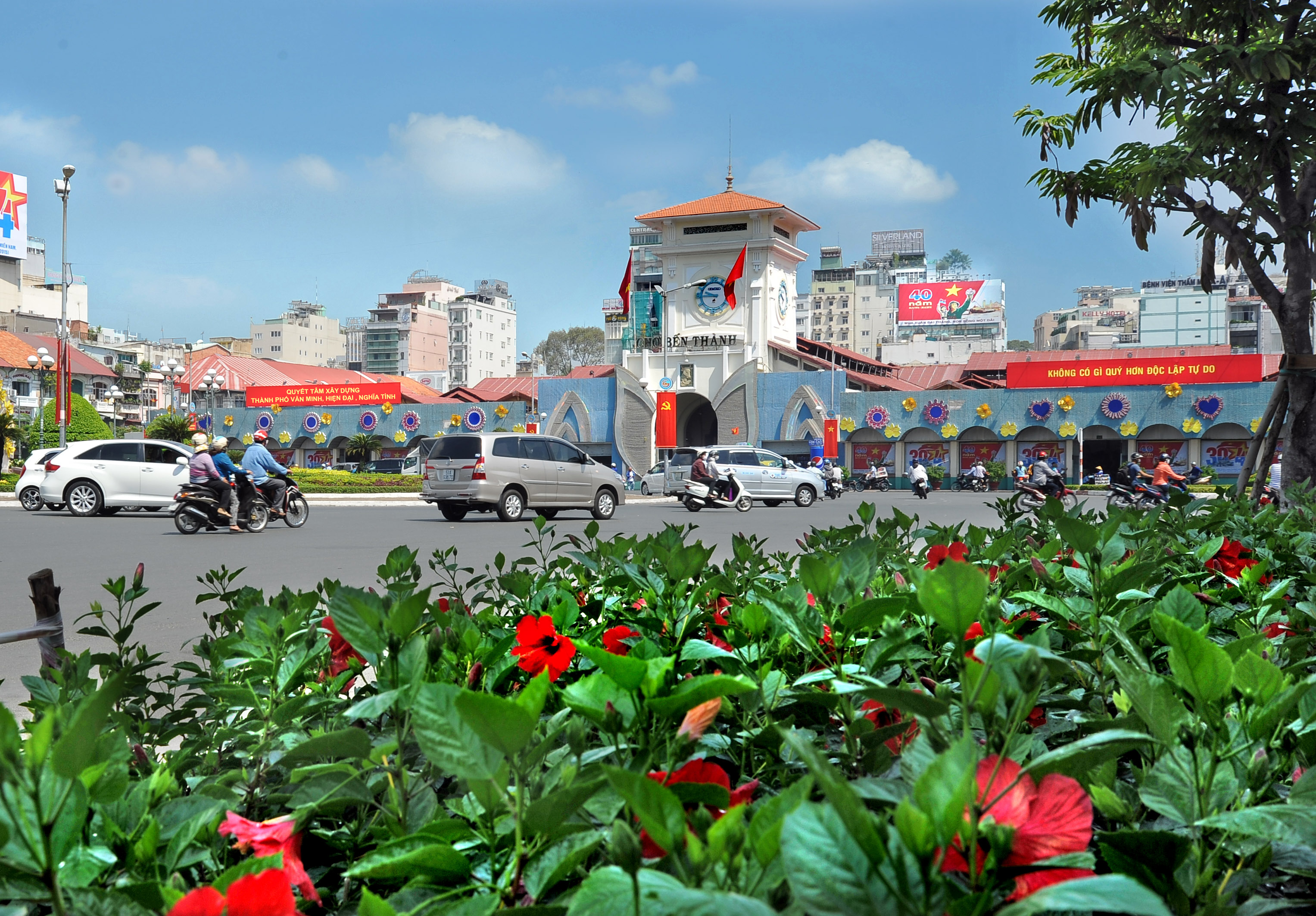 Xuôi bến trẩy hội, vào thành du Xuân...