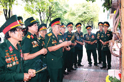 Anh hùng “phong táng”