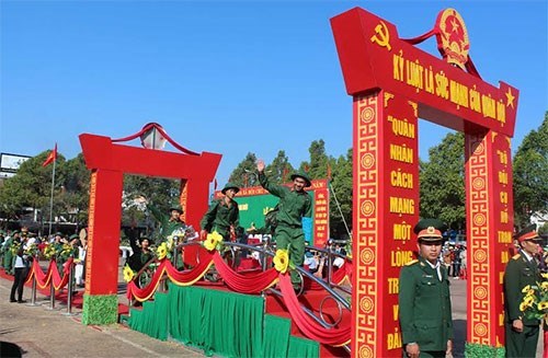 THANH NIÊN TIÊU BIỂU TRONG “TRƯỜNG HỌC LỚN”