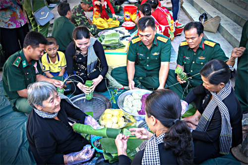 Nồng ấm Tết quân - dân