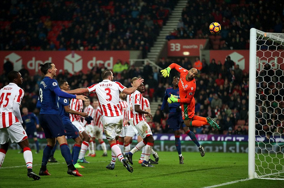 MU giành 1 điểm khó nhọc, Liverpool gục ngã trước Swansea