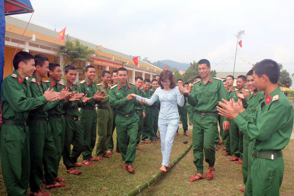 Chiến sĩ Sư đoàn 324 cùng với đoàn viên thanh niên địa phương tham gia trò chơi 