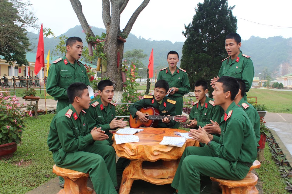 Sau những giờ làm việc vất vả cán bộ, chiến sĩ lại quây quần bên nhau với cây đàn ghi ta, cùng nhau ngân lên những ca khúc cách mạng khiến không khí đón Xuân thêm rộn ràng.