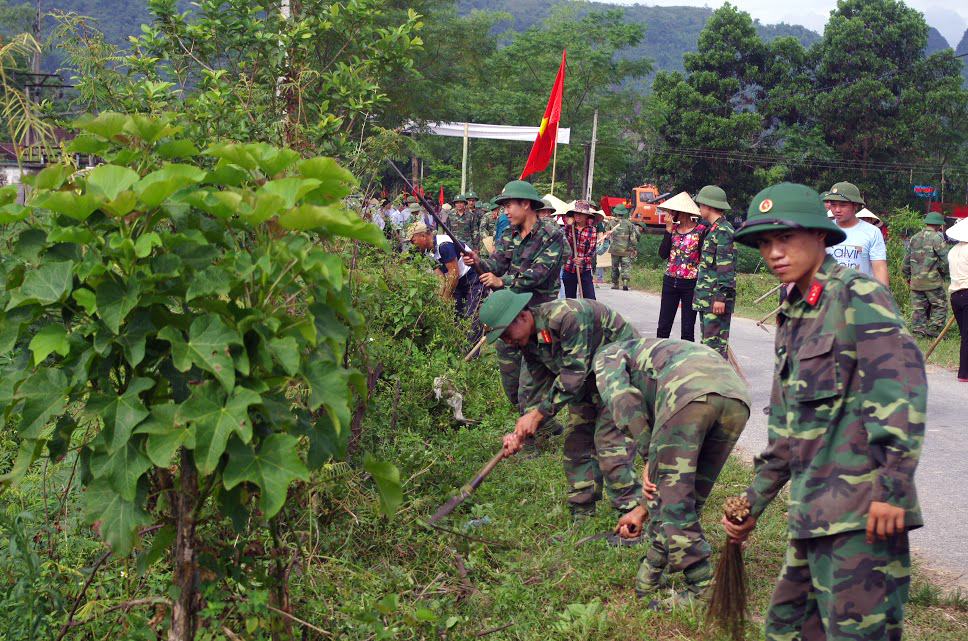 Bộ đội Trung đoàn 335, Sư đoàn 324 giúp nhân dân xã Tường Sơn, huyện Anh Sơn (Nghệ An) dọn dẹp đường làng, ngõ xóm chuẩn bị đón Tết.