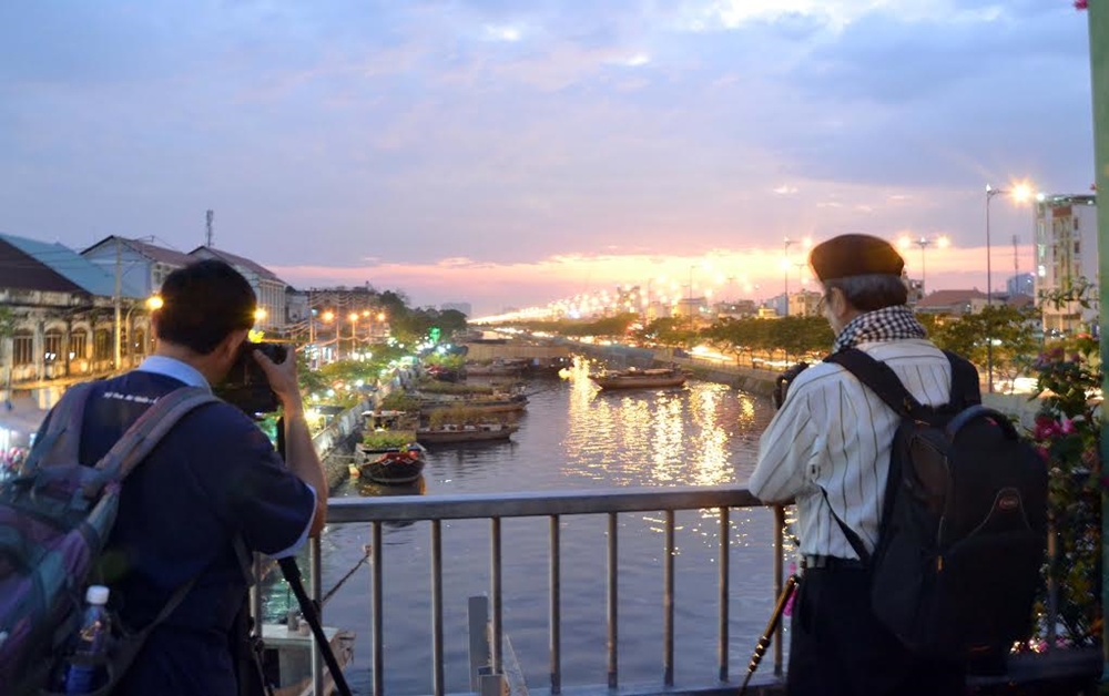 Hoa xuân bến Bình Đông là địa điểm thu hút nhiều nhiếp ảnh gia thỏa sức sáng tác.