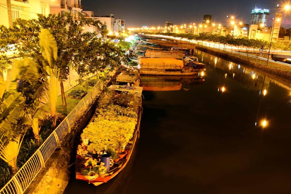 Bến Bình Đông lung linh, rực rỡ trong đêm.