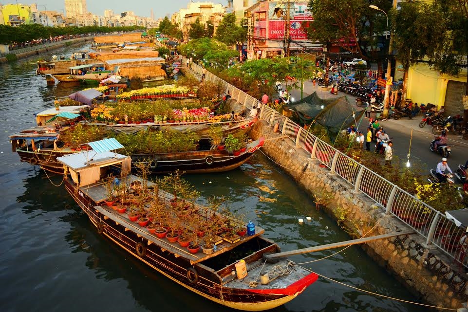 Thuyền hoa tấp nập tại bến Bình Đông, quận 8, TP Hồ Chí Minh.