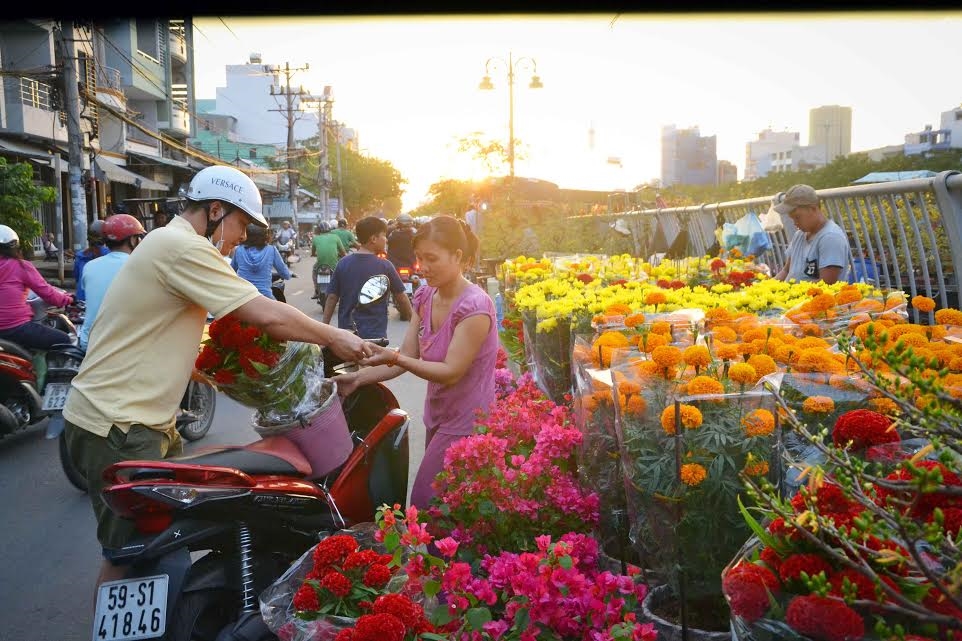 Hoạt động mua bán diễn ra tại bến từ giữa tháng Chạp âm lịch.