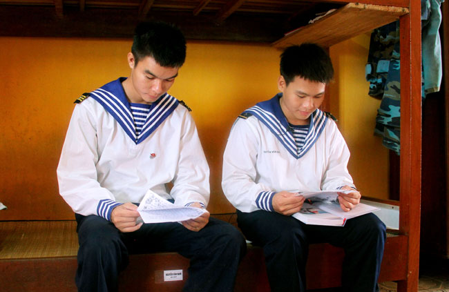 Những cánh thư mang hơi ấm đến đảo xa