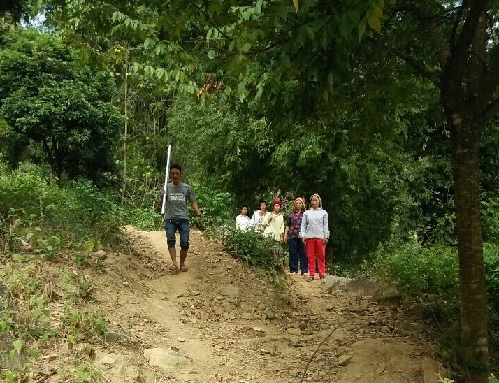 Xóm Chiêng vui với con đường
