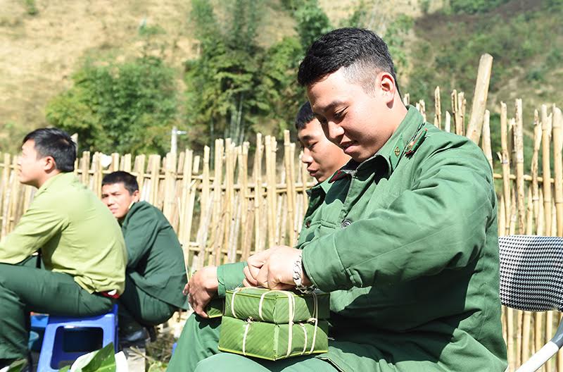 Những chiếc bánh chưng vuông truyền thống được gói cẩn thận.