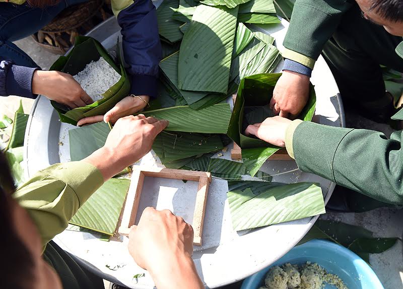 Với phương châm quân dân kết hợp, đồn biên phòng đảm bảo thịt lợn, đỗ xanh, còn chính quyền xã đảm bảo gạo nếp, người dân góp lá và lạt để gói bánh.