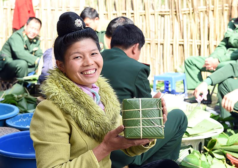 Nhân dân bản Tin Tốc vui cùng bộ đội gói bánh