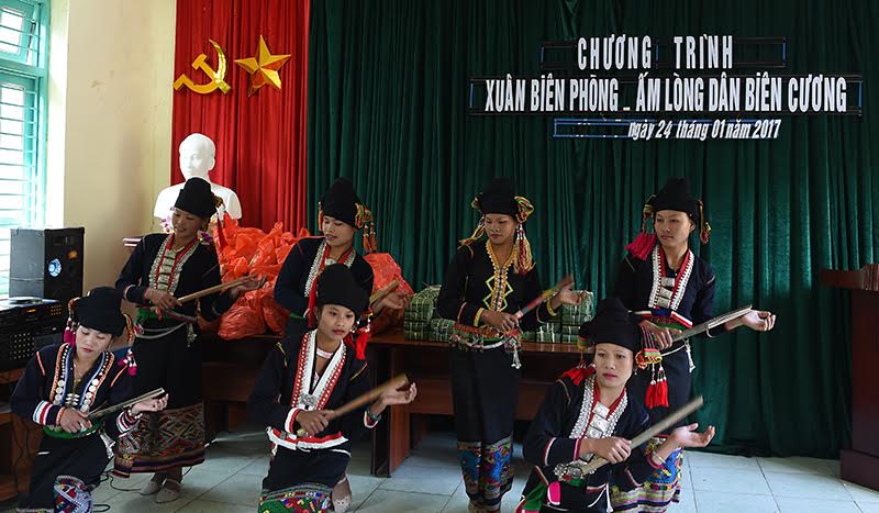 Tiết mục văn nghệ đặc sắc của người Khơ Mú tại buổi lễ tặng quà tết