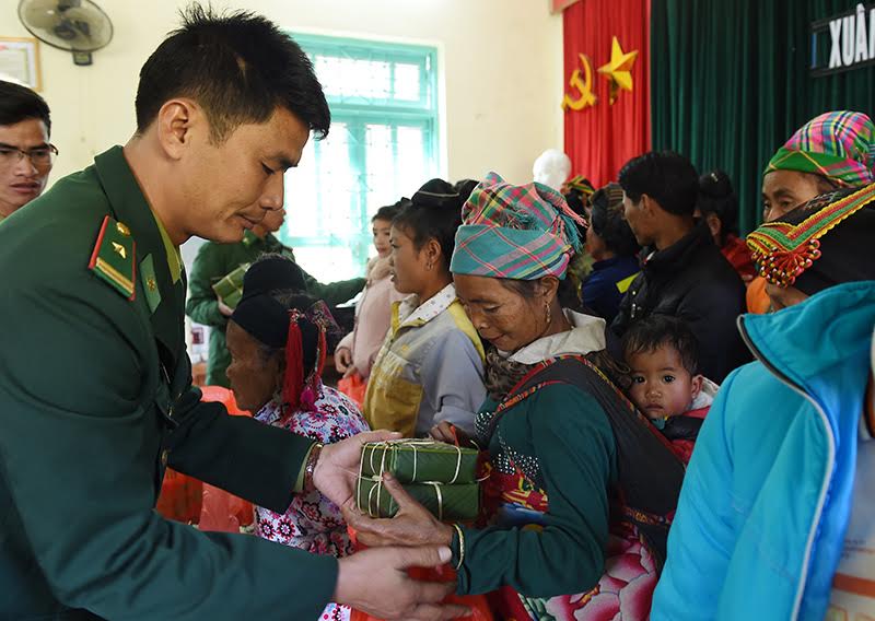 Chỉ huy Đồn Biên phòng 419 tặng quà Tết cho nhân dân