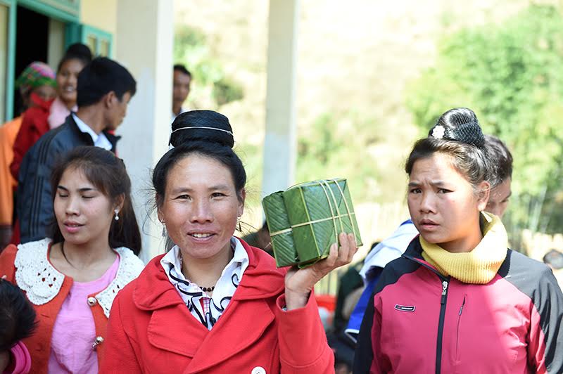 Nhân dân bản Tin Tốc phấn khởi nhận được quà từ bộ đội.