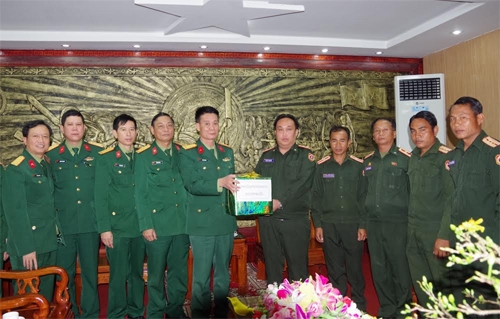 Bộ CHQS tỉnh Salavan (Lào) thăm chúc tết Bộ CHQS tỉnh Thừa Thiên Huế