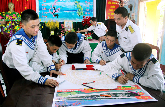 Chiến sĩ đảo Trường Sa làm báo tường chào mừng năm mới.