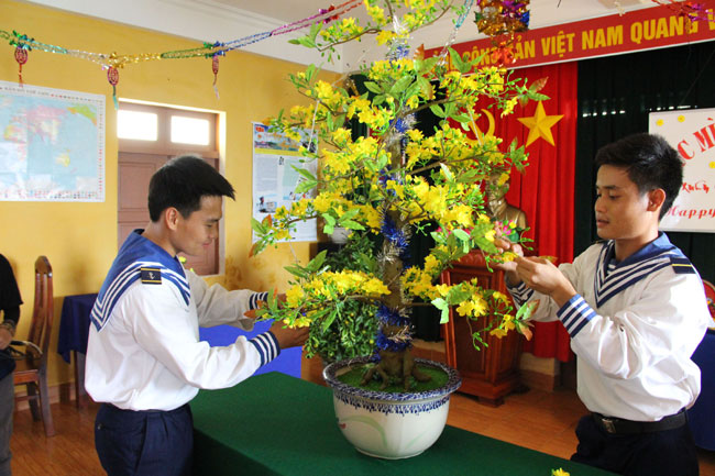 Chiến sĩ đảo Đá Tây A chuẩn bị cành mai và bàn thờ ngày Tết.