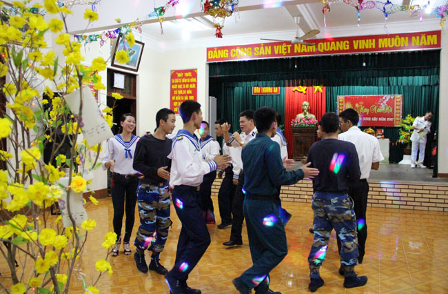 Giao lưu văn nghệ, hái hoa dân chủ trong đêm giao thừa ở đảo Trường Sa.