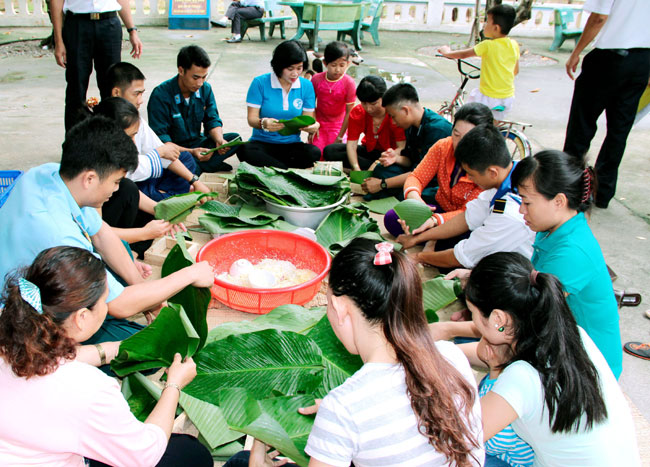 Quân, dân đảo Trường Sa gói bánh chưng ăn Tết.