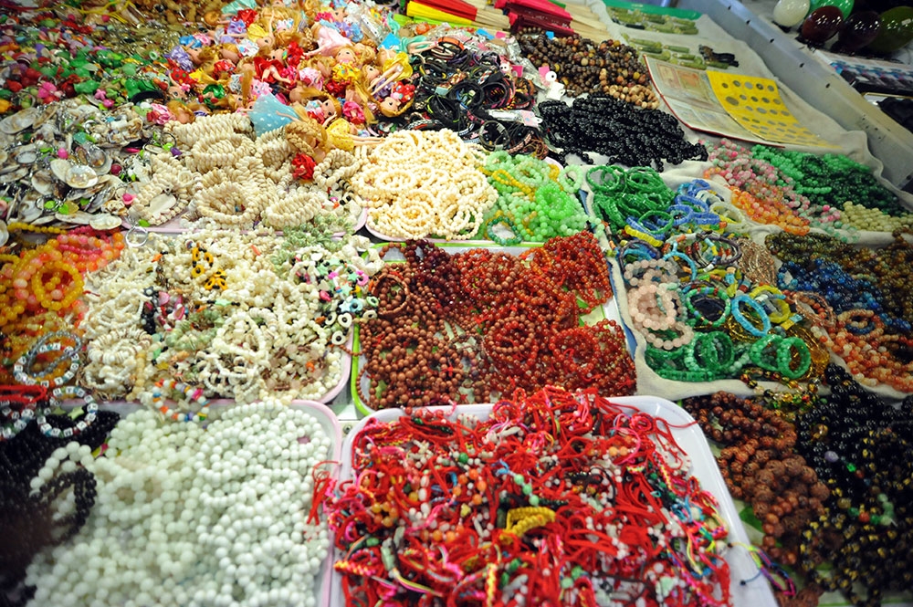 Nhiều mặt hàng mỹ nghệ được bày bán không thua kém các trung tâm lớn trong đất liền.