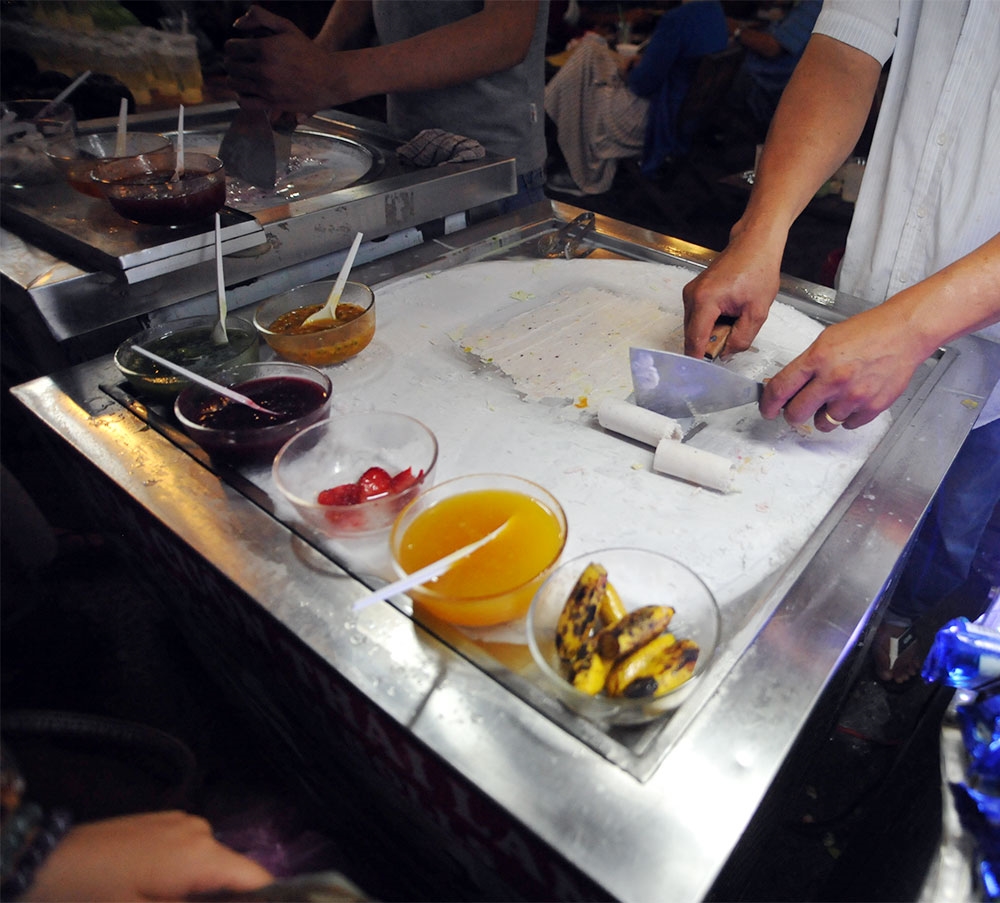 Món bánh với hoa quả được người dân địa phương trình diễn ngay tại chợ đêm để phục vụ du khách.