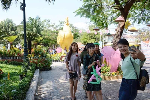 Gà trống – biểu tượng của năm Đinh Dậu là nơi nhiều bạn trẻ chọn chụp hình lưu niệm.