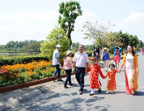 Du xuân ngày đầu năm mới.