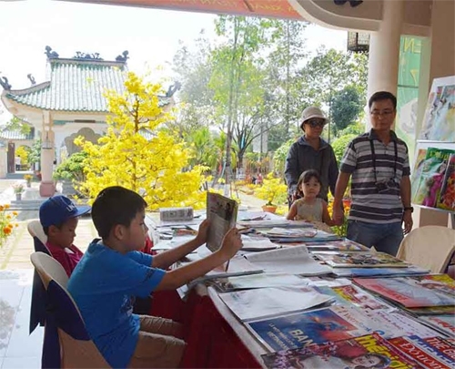 Gian trưng bày báo xuân thu hút đông đảo người xem.